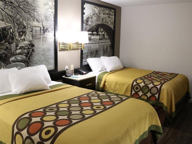 Super 8 By Wyndham San Antonio/I-35 North Otel Dış mekan fotoğraf