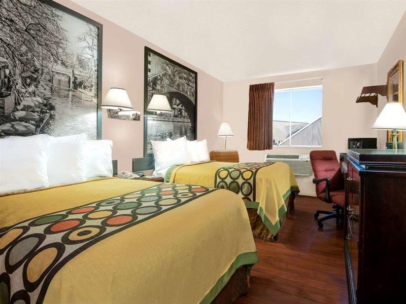 Super 8 By Wyndham San Antonio/I-35 North Otel Dış mekan fotoğraf