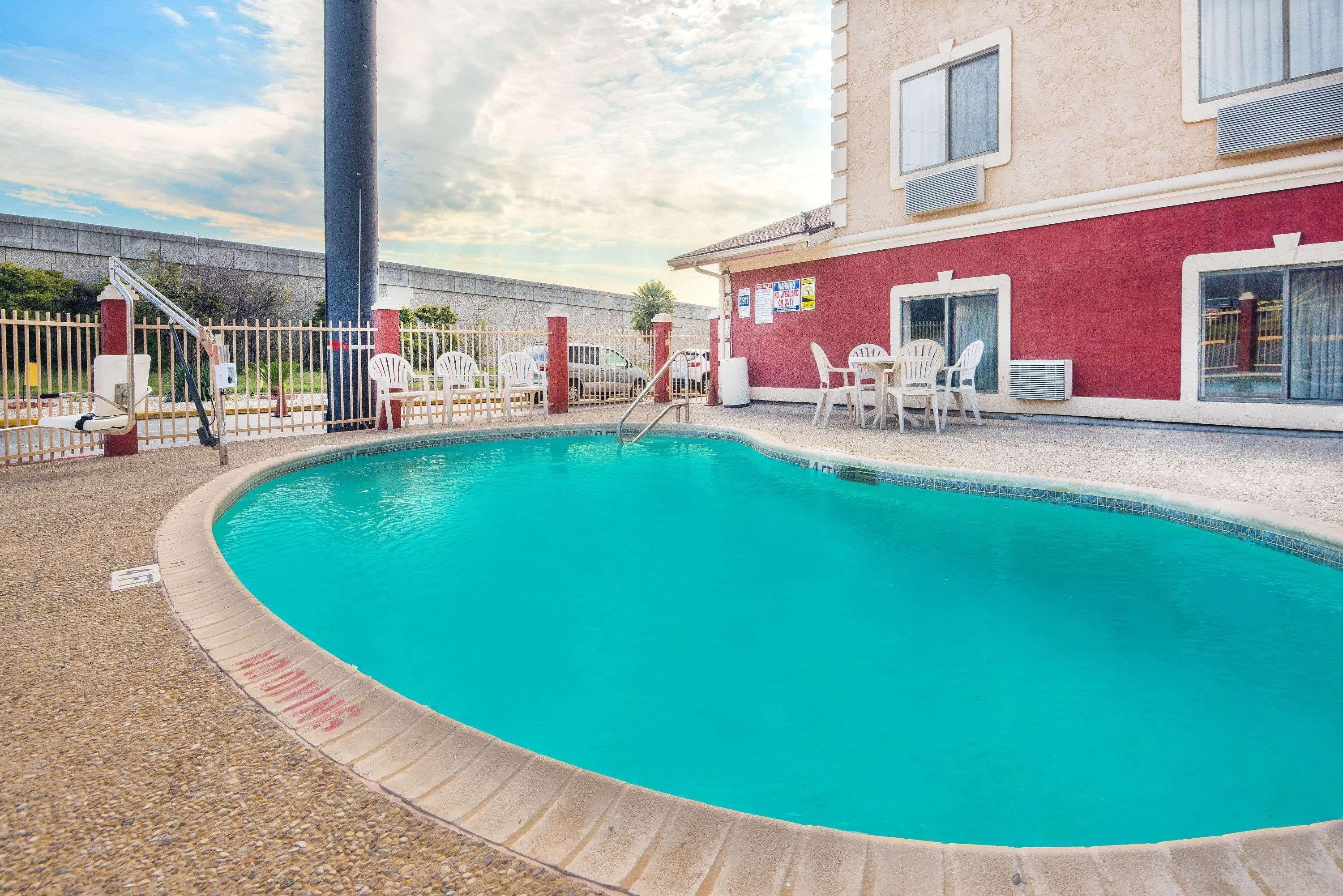 Super 8 By Wyndham San Antonio/I-35 North Otel Dış mekan fotoğraf