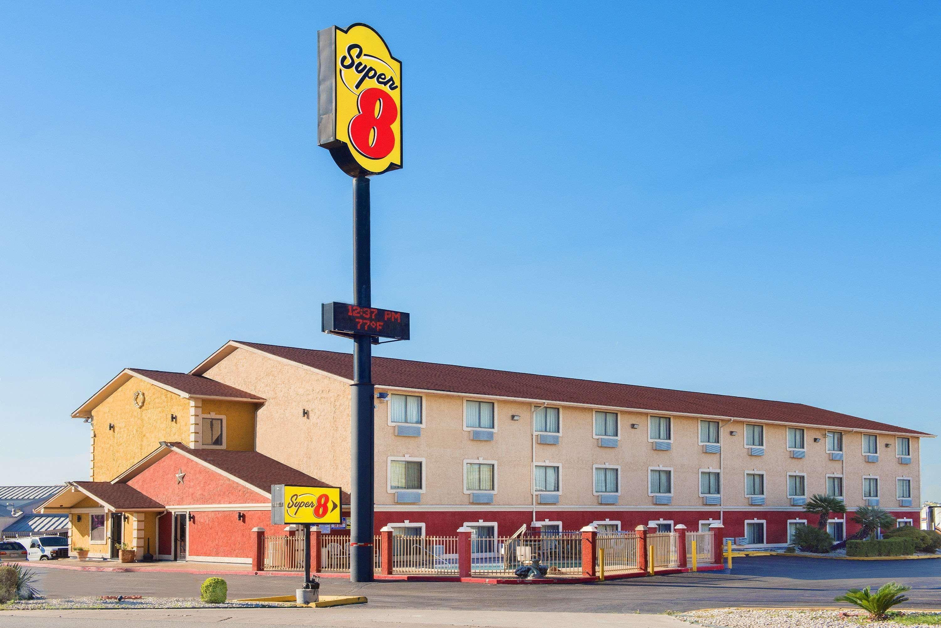 Super 8 By Wyndham San Antonio/I-35 North Otel Dış mekan fotoğraf