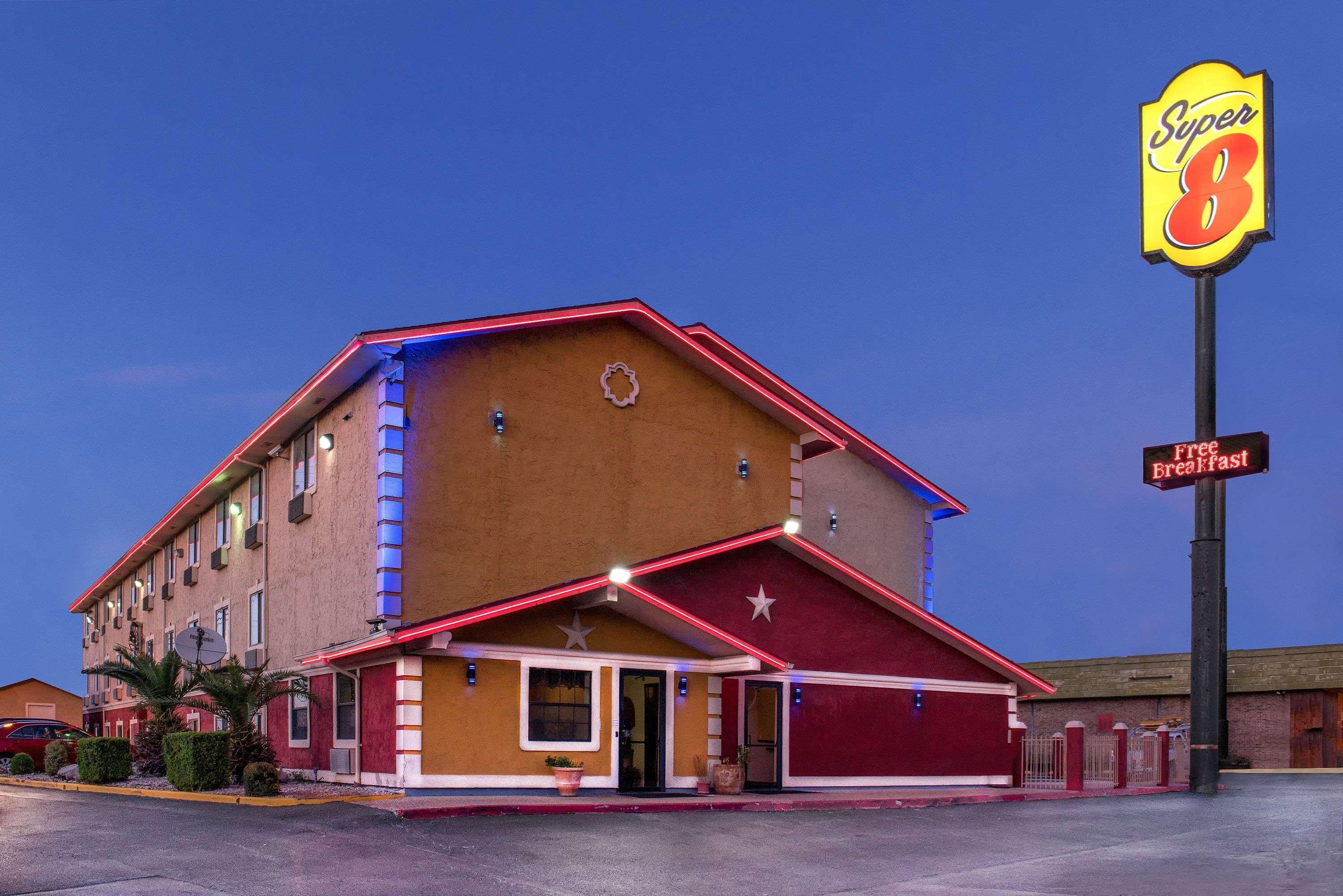 Super 8 By Wyndham San Antonio/I-35 North Otel Dış mekan fotoğraf