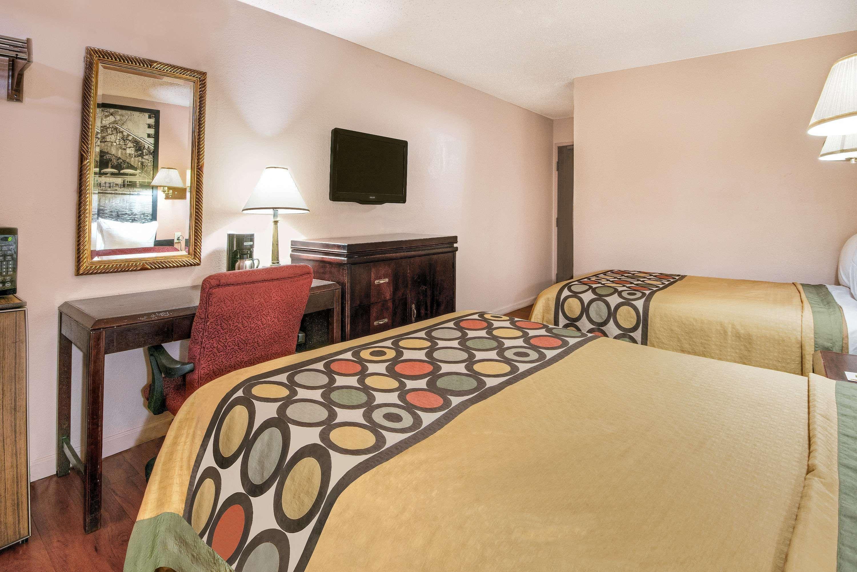 Super 8 By Wyndham San Antonio/I-35 North Otel Dış mekan fotoğraf