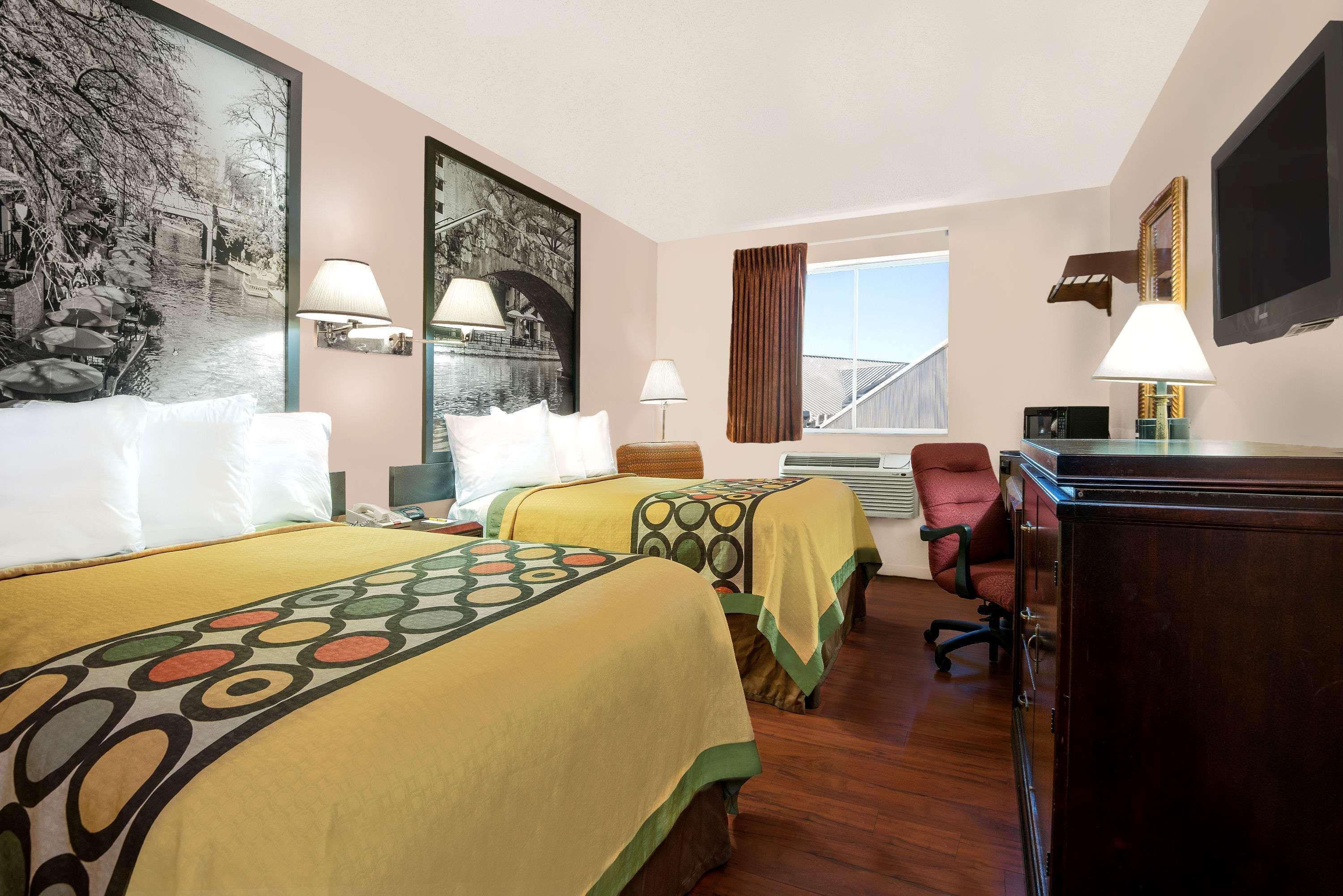 Super 8 By Wyndham San Antonio/I-35 North Otel Dış mekan fotoğraf