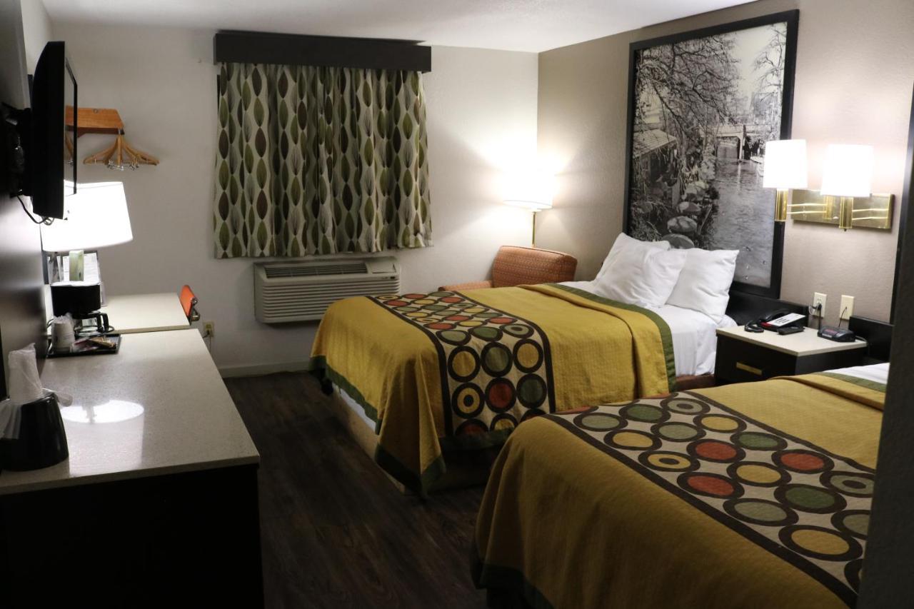 Super 8 By Wyndham San Antonio/I-35 North Otel Dış mekan fotoğraf